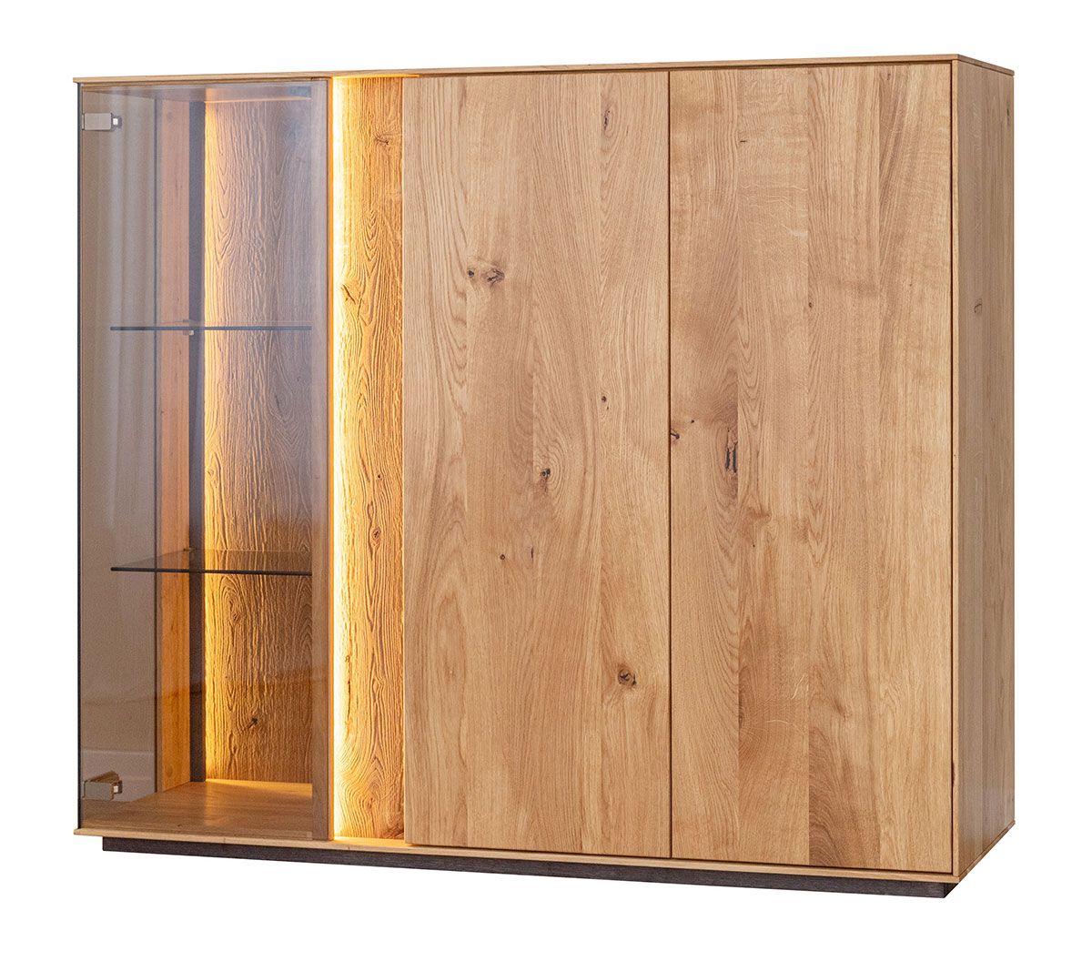 Vitrinekast Sienne 12 van getint glas en massief wild eikenhout, 115 x 135 x 37 cm, 3 deuren, 6 legplanken, 9 vakken, hout: geborsteld, geolied, incl. LED